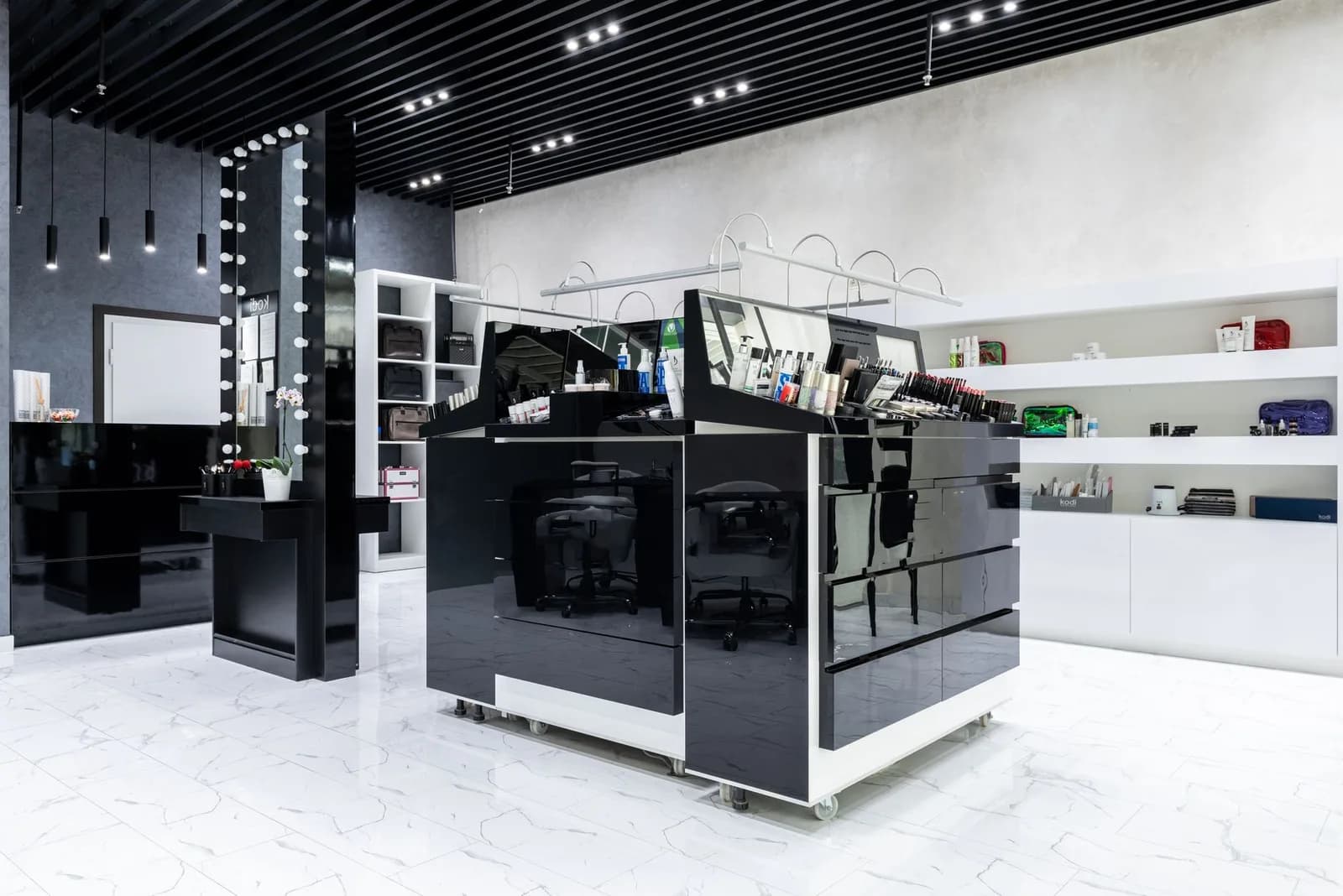Comptoir caisse + étagères magasin