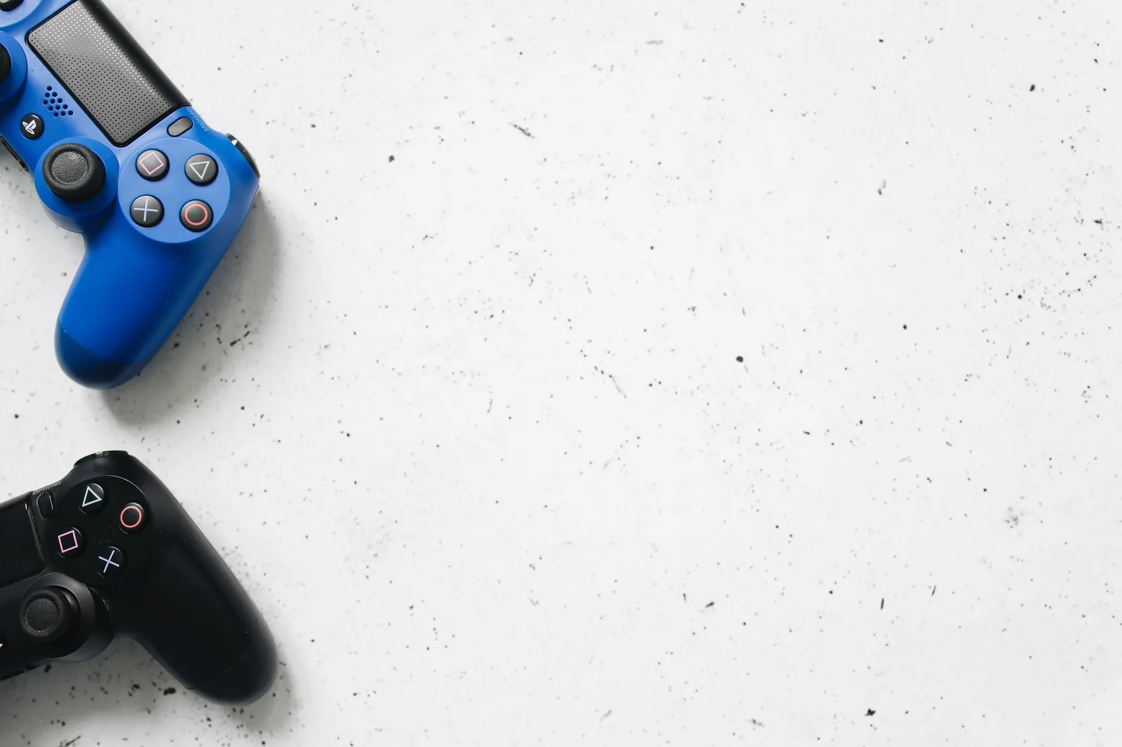 Console de jeux + 2 manettes